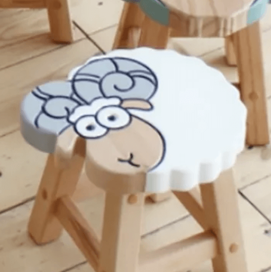 Handgefertigter Kinderhocker aus Holz mit Tieren - Mond-Baby