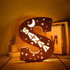 Laden Sie das Bild in den Galerie-Viewer, Personalisierter Buchstabe mit Namen - Holz LED-Nachtlicht - Mond-Baby